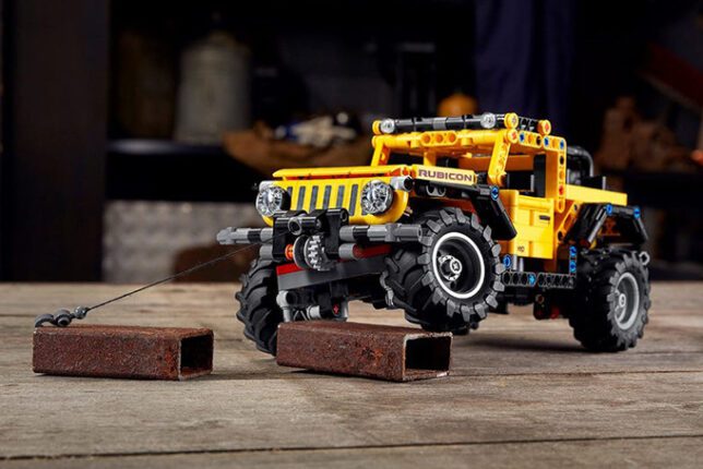 LEGO-Technic-Jeep-Wrangler-Stuff-Detective