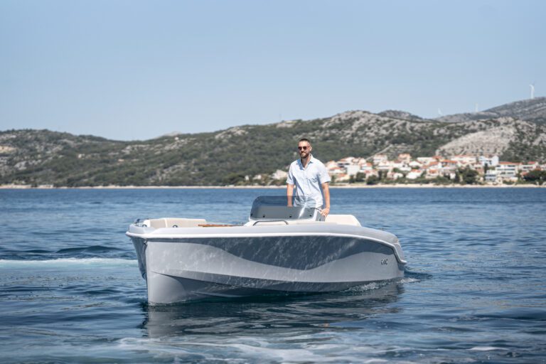 Discover the Rand Breeze 20 Dayboat: Luxury, Sustainability, and Effortless Sailing